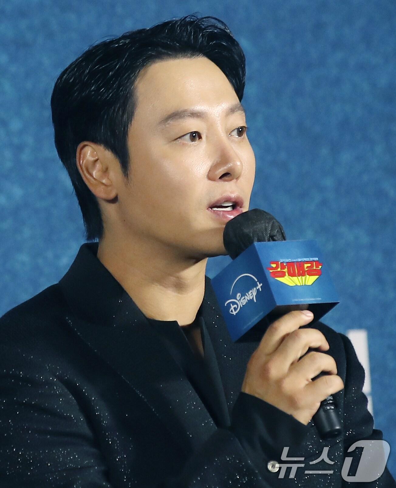 본문 이미지 - 배우 김동욱이 5일 오전 서울 구로구 신도림 라마다 호텔에서 열린 디즈니+ 새 오리지널 시리즈 '강매강' 제작발표회에 참석해 인사말을 하고 있다. '강매강'은 전국 꼴찌 강력반과 초엘리트 신임반장이 만나 최강의 원팀으로 거듭나는 코믹 수사물이다. 2024.9.5/뉴스1 ⓒ News1 권현진 기자