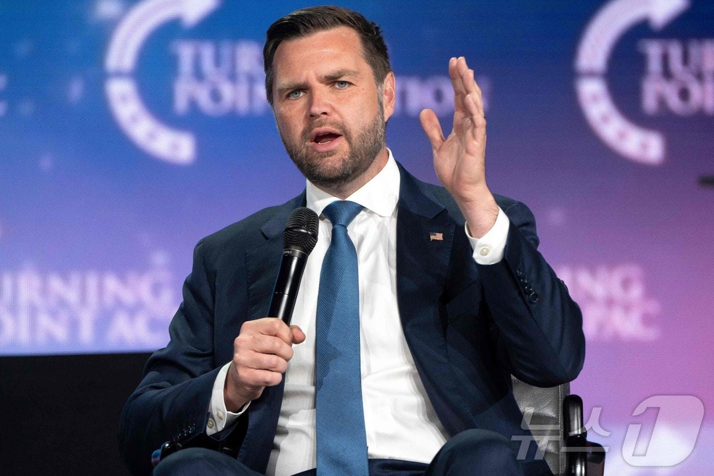 미국 공화당 부통령 후보인 JD 밴스 상원의원이 4일 (현지시간) 애리조나주 메사에서 열린 투표 캠페인 행사에 참석해 발언을 하고 있다. 2024.09.05 ⓒ AFP=뉴스1 ⓒ News1 우동명 기자