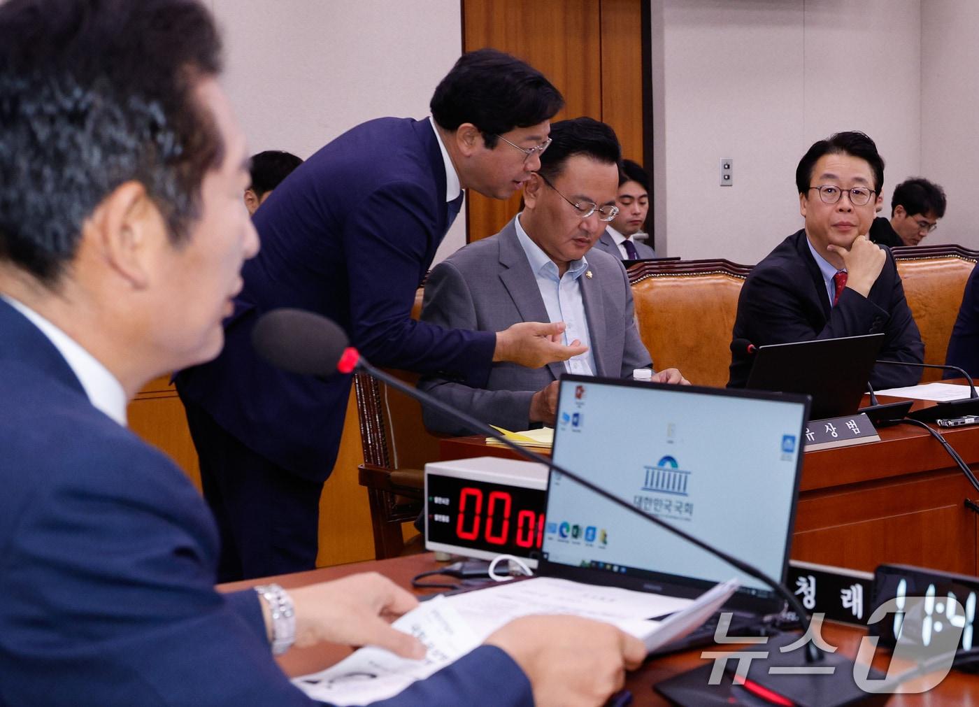 본문 이미지 - 정청래 국회 법제사법위원회 위원장이 5일 서울 여의도 국회에서 열린 법사위 3차 전체회의에서 자신을 '빌런(악당) 정청래'라며 기자회견을 연 국민의힘 의원들의 사과를 요구하는 가운데 김승원, 유상범 간사가 대화하고 있다. 2024.9.5/뉴스1 ⓒ News1 안은나 기자