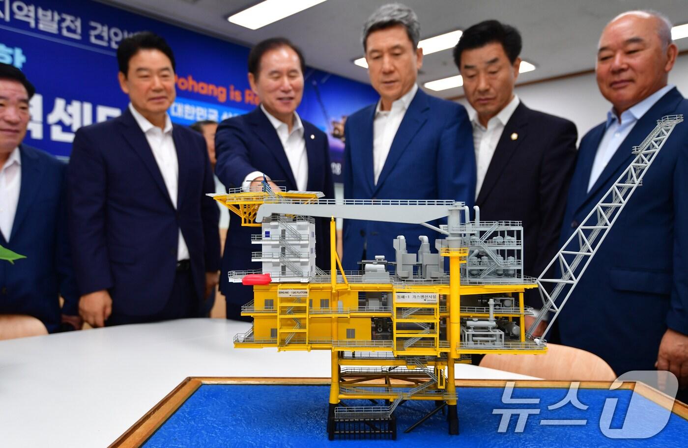 경북 포항시는 24일 동해 심해 가스전 개발 사업인 대왕고래 프로젝트 보조항만으로 영일만항이 참여한다고 밝혔다. 사진은 지난 9월 5일 포항시청 의회동에서 열린 한국석유공사 상호발전협력센터 개소식에 참석한 이강덕 포항시장(오른쪽 세본째)이 김동섭 한국석유공사 사장의 안내로 시추선 모형을 설펴보는 모습. 2024.9.5/뉴스1 ⓒ News1 최창호 기자