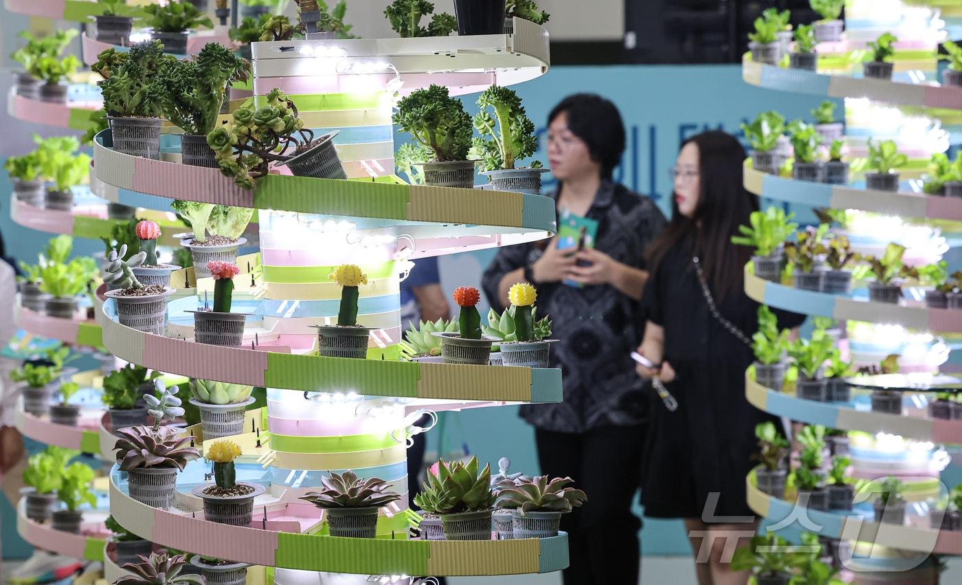 &#39;2024 대한민국 농업박람회&#39;에서 관람객이 스마트팜 시설을 살펴보고 있다.  ⓒ News1 김도우 기자