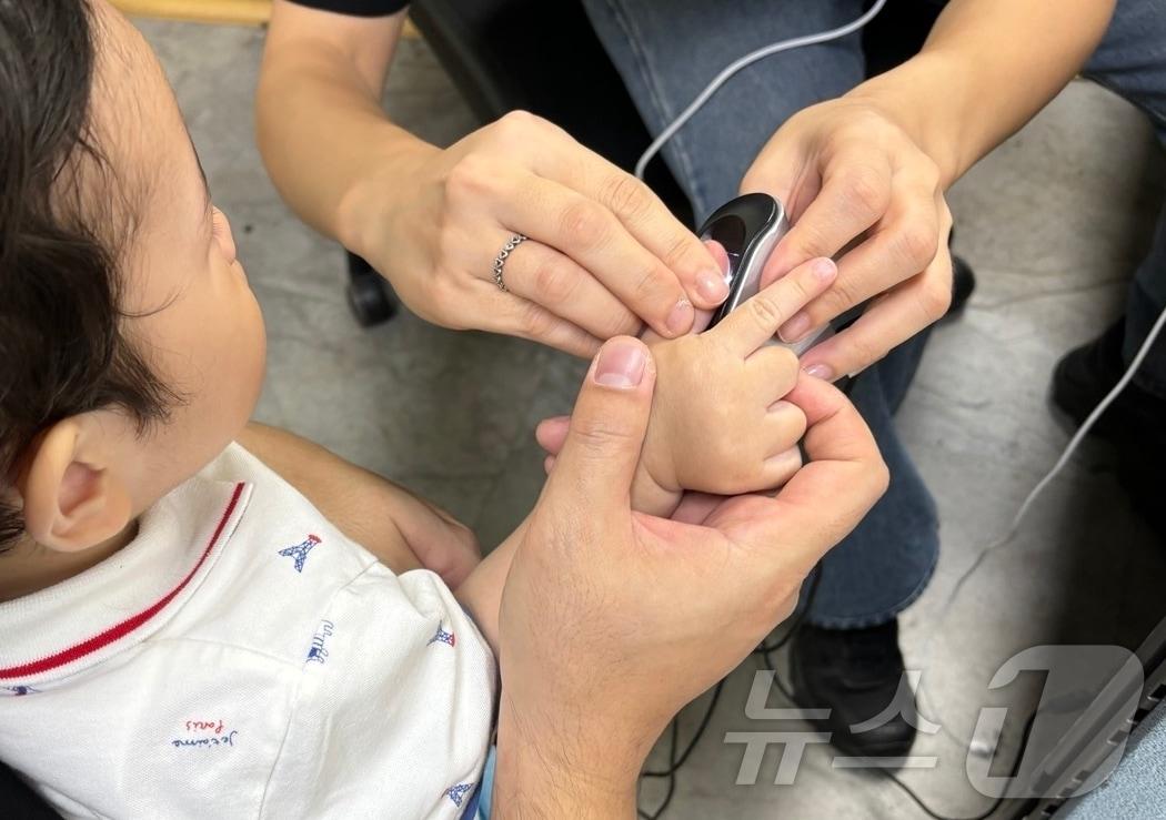 본문 이미지 - 제주동부경찰서 여성청소년계 사무실에서 이뤄진 지문 등 사전등록 진행 모습.2024.9.6/뉴스1 ⓒ News1 홍수영 기자