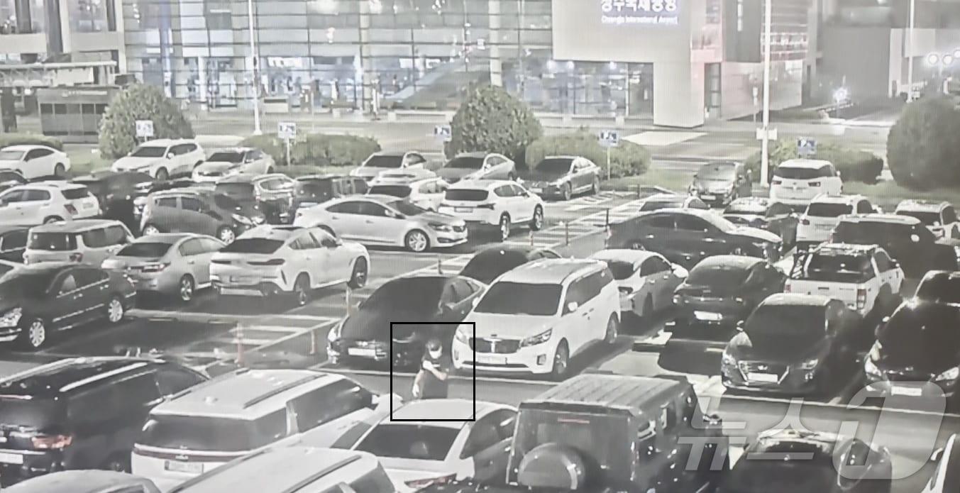 본문 이미지 - 청주국제공항에서 A 씨가 범행하는 모습(청주청원경찰서 제공).2024.9.5/뉴스1 