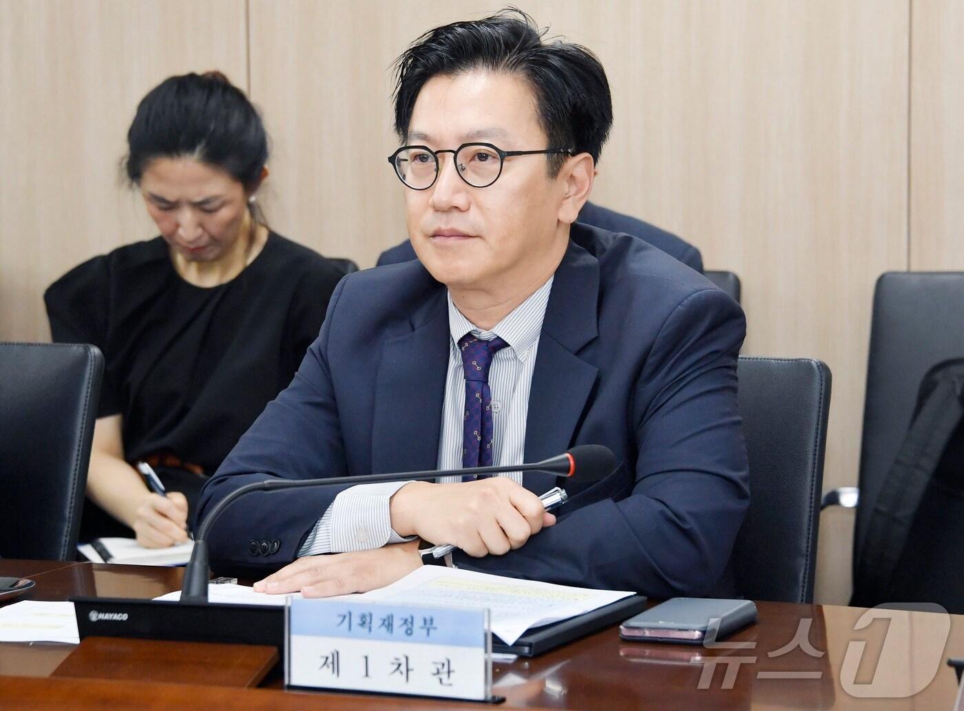 본문 이미지 - 김범석 기획재정부 1차관이 5일 오전 서울 영등포구 주택도시보증공사에서 열린 '제7차 부동산 시장 및 공급상황 점검 TF 회의 겸 주택정책금융협의체'를 주재, 모두발언을 하고 있다. (기재부 제공)