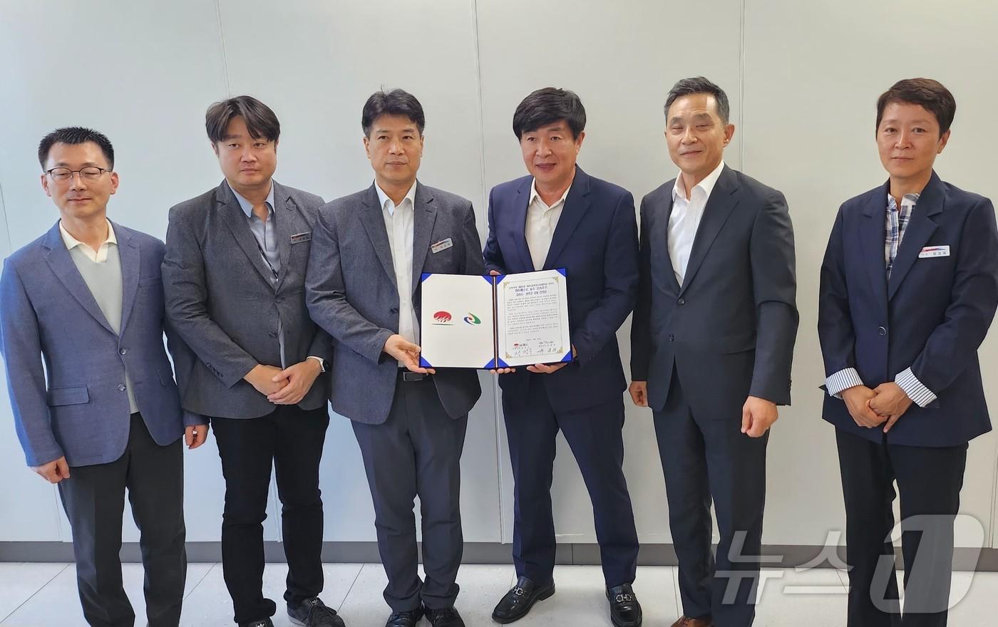 본문 이미지 - 전북자치도 김제시와 완주군이 5일 한국도로공사를 찾아 새만금~전주 간 고속도로 하이패스 IC 설치를 요구하는 공동건의문을 전달하고 있다.(김제시 제공) 2024.9.5/뉴스1