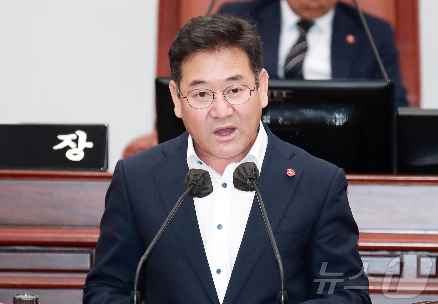본문 이미지 - 정민구 제주특별자치도의회 환경도시위원장(더불어민주당·제주시 삼도1·2동)이 5일 오전 제431회 도의회 임시회 제4차 본회의에서 오영훈 지사를 상대로 도정질문을 하고 있다.(제주특별자치도의회 제공)