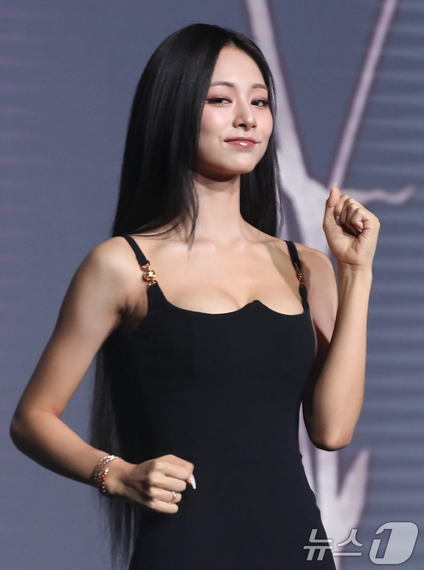 본문 이미지 - 그룹 트와이스(TWICE)의 쯔위가 5일 오후 서울 송파구 잠실 롯데호텔 월드에서 가진 솔로 데뷔앨범 'abouTZU' 발매 기념 기자간담회에 참석해 포즈를 취하고 있다. 2024.9.5/뉴스1 ⓒ News1 권현진 기자