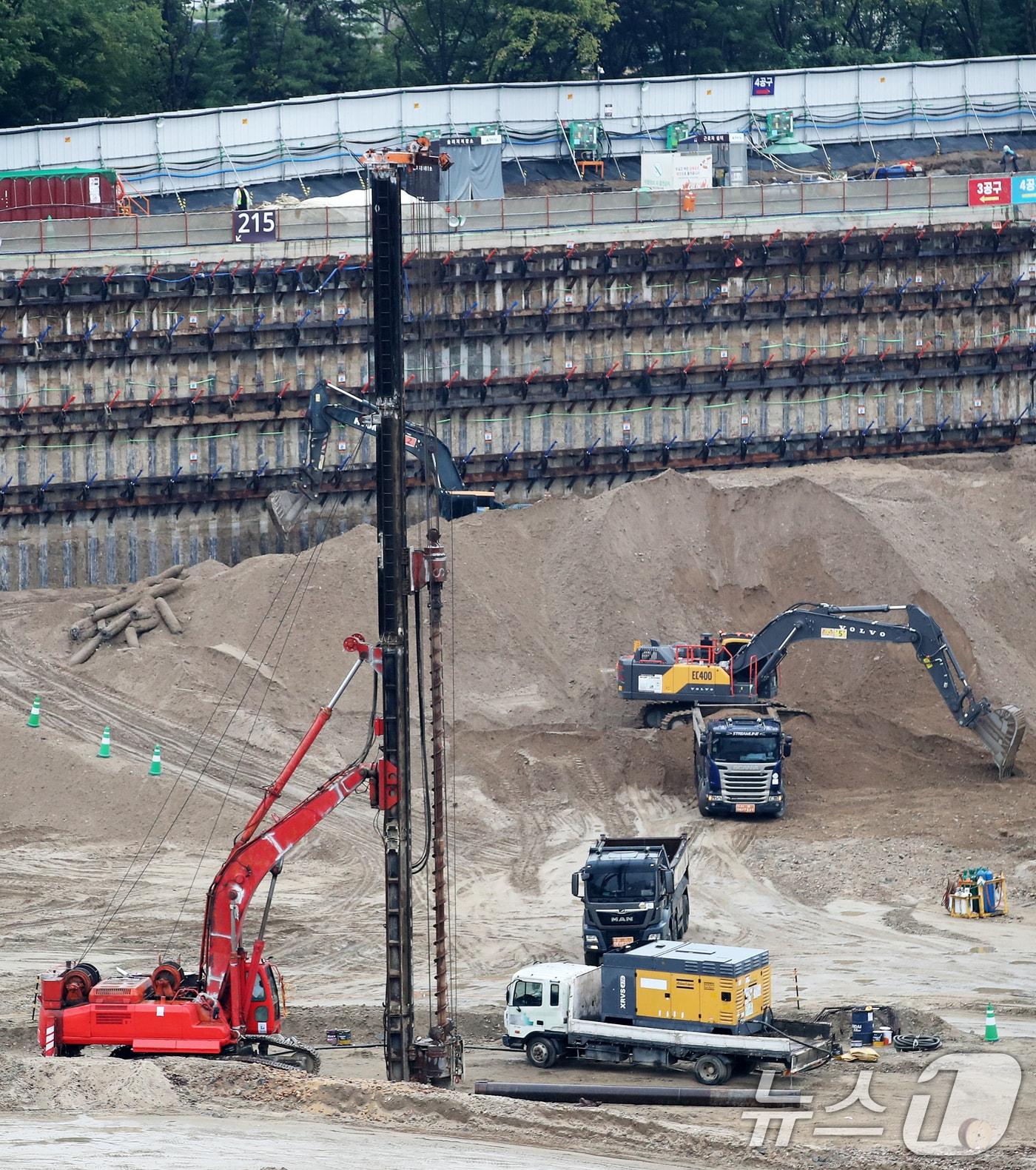 본문 이미지 - 서울 시내의 한 아파트 건설 현장. 2024.9.5/뉴스1 ⓒ News1 오대일 기자