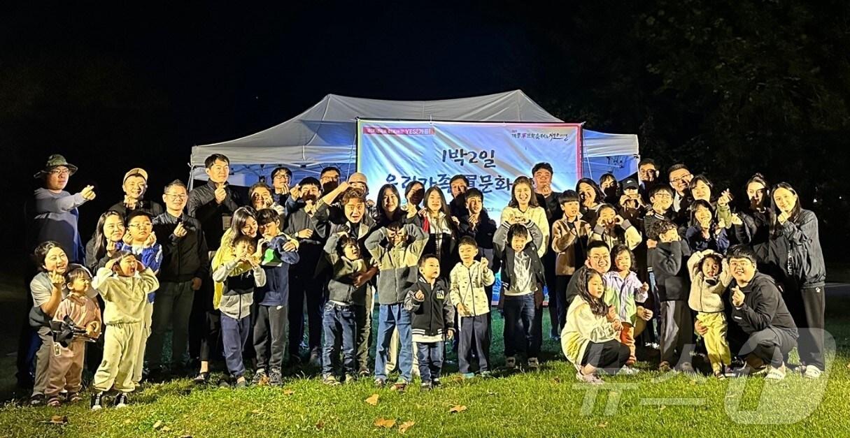 본문 이미지 - 지난해 열린 ‘1박2일 우리가족 군문화 캠프’에서 참가자들이 기념사진을 찍고 있다. (계룡문화관광재단 제공) /뉴스1