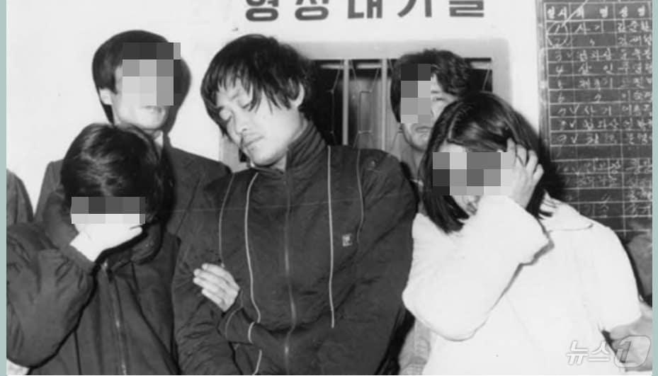 본문 이미지 -  1981년 11월 30일 이윤상 군을 유괴 살해한 체육교사 주영형과 그를 도운 여고생 제자들. (SBS 갈무리) ⓒ 뉴스1