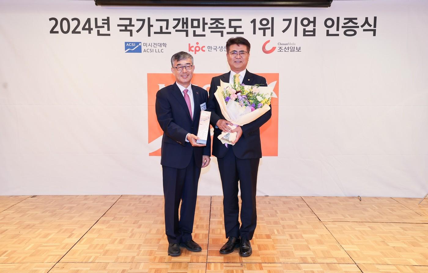 이진혁 오뚜기라면 사장(오른쪽)과 안완기 한국생산성본부 회장의 기념사진.(오뚜기 제공)