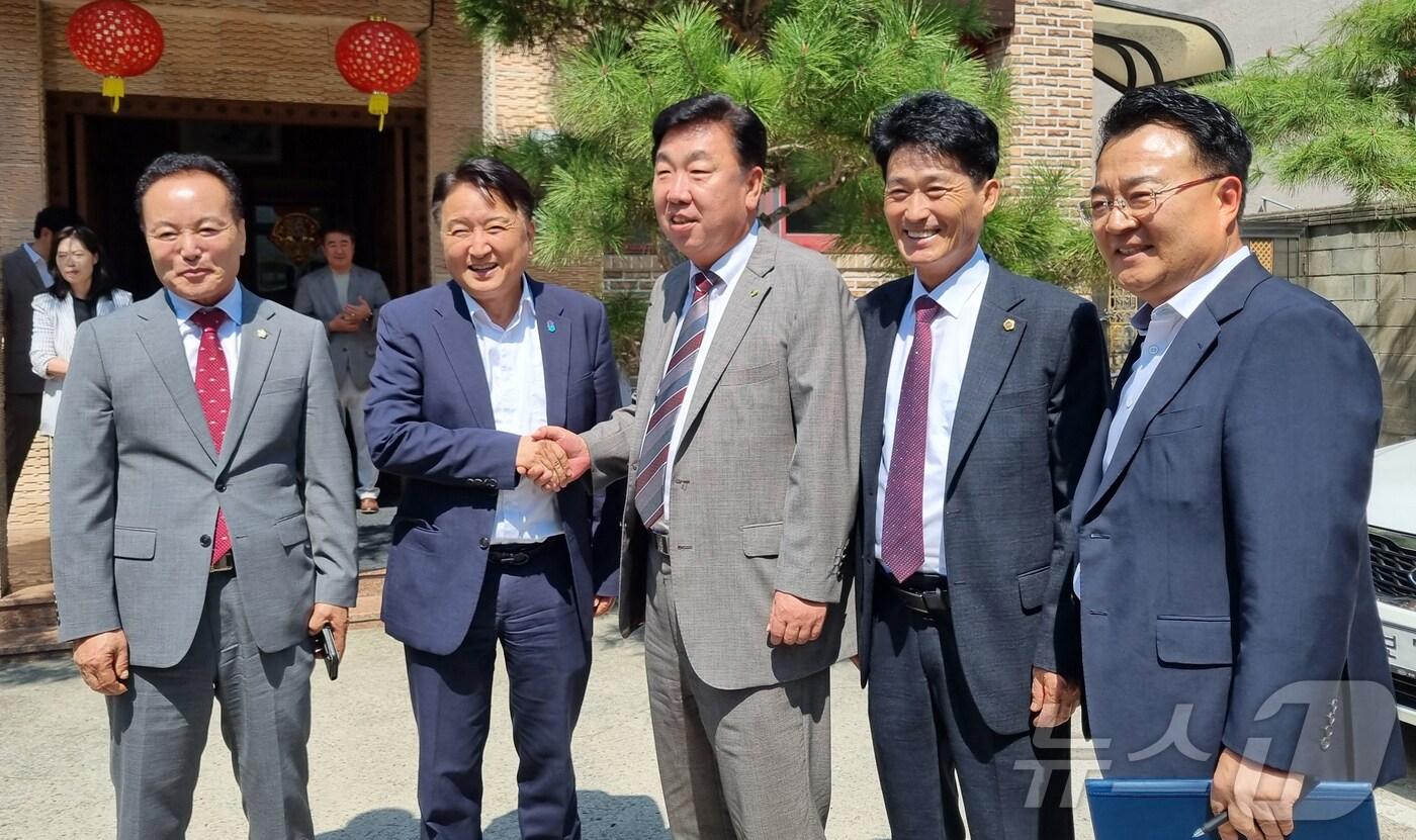 본문 이미지 - 김현기 청주시의장, 김영환 충북지사, 이범석 청주시장, 이양섭 충북도의장, 서승우 국민의힘 충북도당위원장(왼쪽부터)이 5일 청주의 한 중식당에서 간담회를 가진 뒤 기념촬영을 하고 있다.