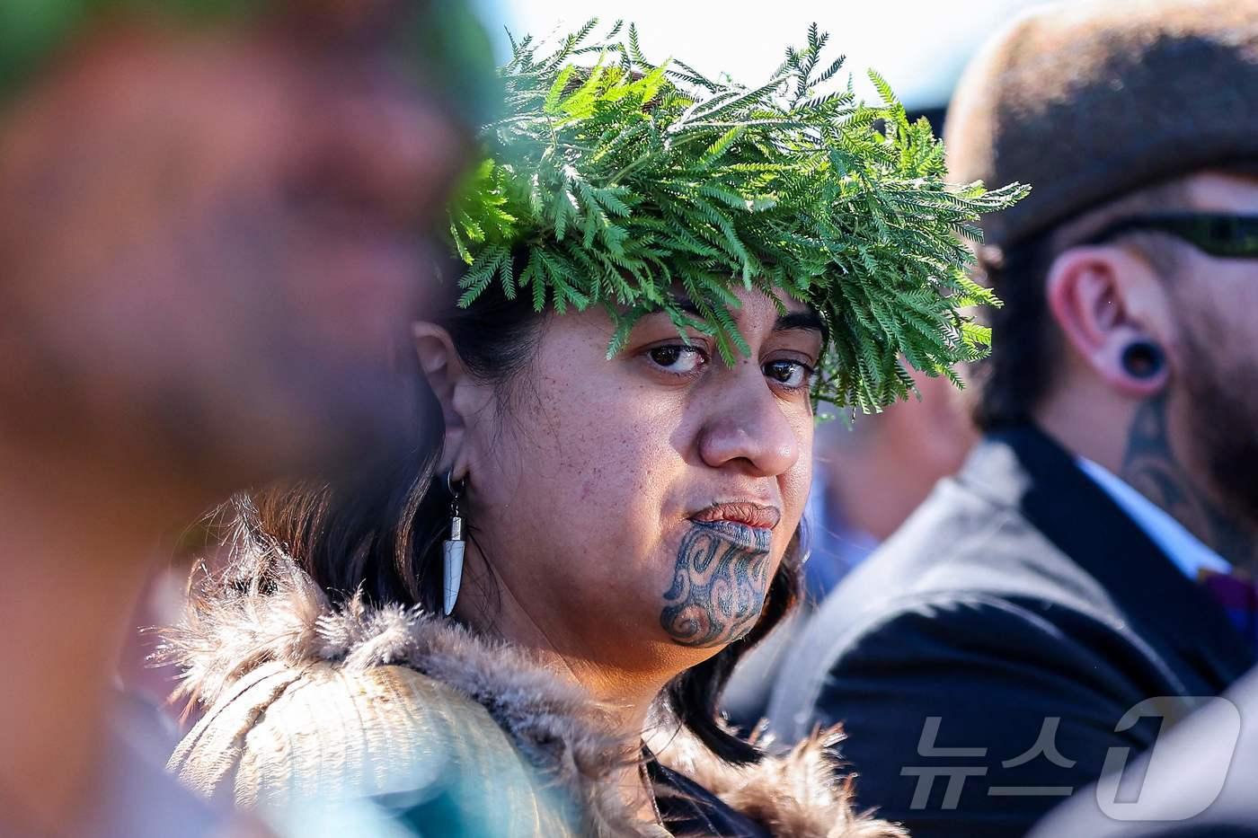 마오리의 새로운 여왕 나와이 호노 이 테 포 파키(27)의 모습. 5일(현지시간) AFP에 따르면 마오리 지도자들은 30일 별세한 키잉기 투헤이티아 푸타타우 테 훼 마오리 왕의 막내딸 나와이 호노 이 테 포 파키(27)를 왕위에 올렸다. 2024.09.05 ⓒ AFP=뉴스1 ⓒ News1 유수연 기자