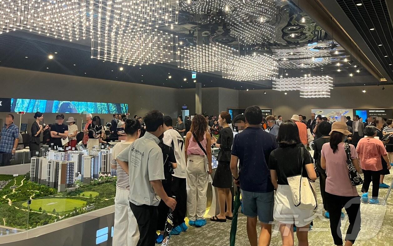 본문 이미지 - 지난달 30일 제주시 오라2동에 문을 연 위파크 제주 견본주택.(호반건설 제공)