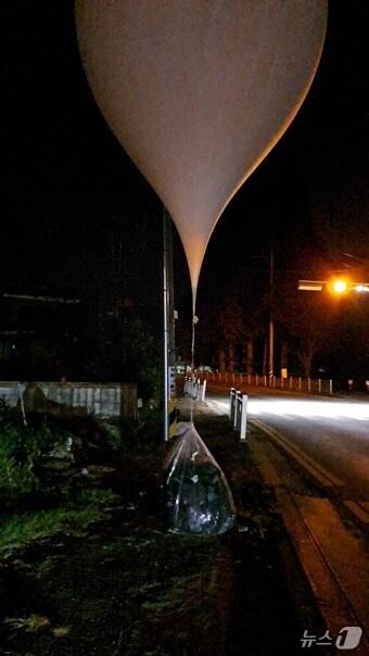본문 이미지 - 지난 5일 경기 파주에서 발견된 북한의 대남 쓰레기 풍선. &#40;합동참모본부 제공&#41;/뉴스1