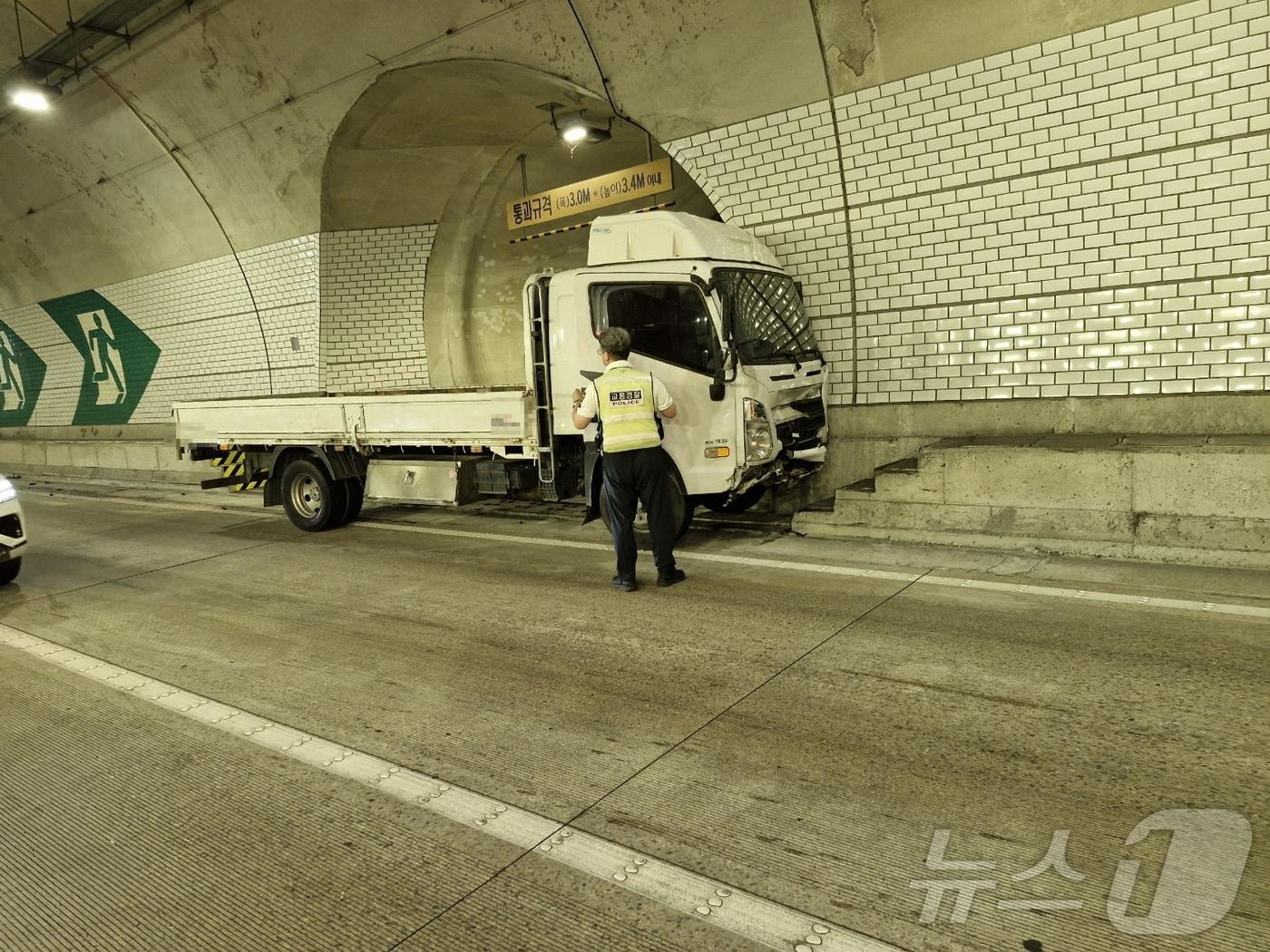 본문 이미지 - 5일 오전 부산 금정구 윤산터널 5중 추돌 사고 3.5톤 트럭의 모습.(부산 금정경찰서 제공)