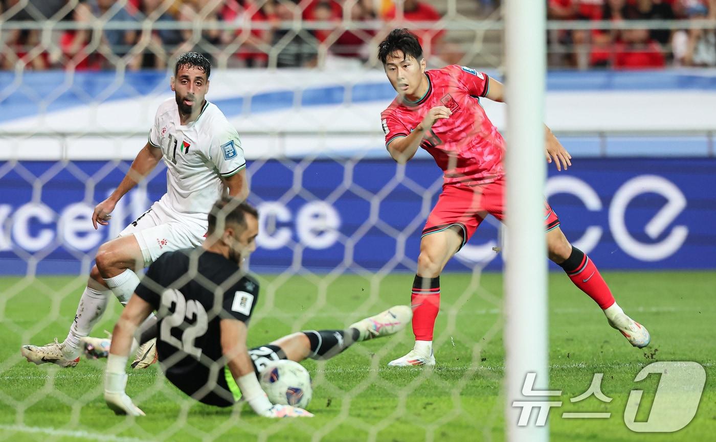 본문 이미지 - 5일 오후 서울 마포구 서울월드컵경기장에서 열린 2026 국제축구연맹(FIFA) 북중미 월드컵 아시아 3차 예선 B조 1차전 대한민국과 팔레스타인의 경기, 대한민국 이강인이 슛을 시도하고 있다. 2024.9.5/뉴스1 ⓒ News1 김도우 기자