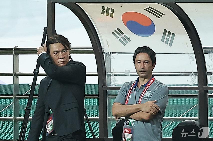본문 이미지 - 홍명보 축구대표팀 감독(왼쪽)과 주앙 아로소 수석코치.  ⓒ 뉴스1 김진환 기자