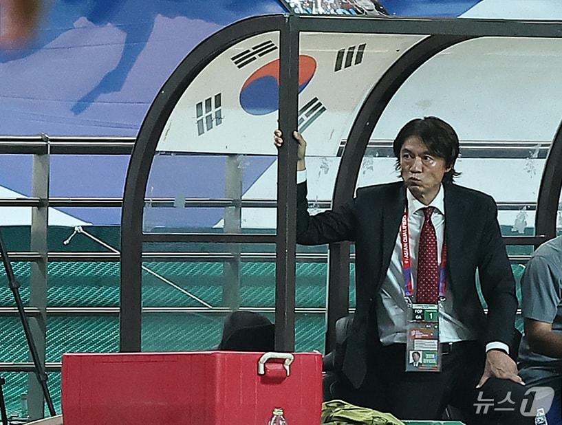 본문 이미지 - 5일 오후 서울 마포구 서울월드컵경기장에서 열린 2026 국제축구연맹(FIFA) 북중미 월드컵 아시아 3차 예선 B조 1차전 대한민국과 팔레스타인의 경기, 팔레스타인을 상대로 0대0 무승부를 기록한 홍명보 축구대표팀 감독이 굳은 표정으로 그라운드를 응시하고 있다. 2024.9.5/뉴스1 ⓒ News1 김진환 기자