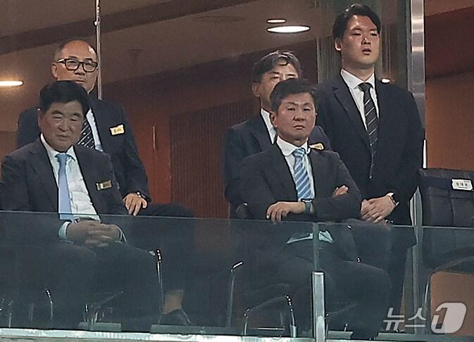본문 이미지 - 5일 오후 서울 마포구 서울월드컵경기장에서 열린 2026 국제축구연맹(FIFA) 북중미 월드컵 아시아 3차 예선 B조 1차전 대한민국과 팔레스타인의 경기, 정몽규 대한축구협회장(오른쪽)이 굳은 표정으로 경기를 지켜보고 있다. 한편, 축구대표팀은 졸전 끝에 0대0 무승부를 기록했다. 2024.9.5/뉴스1 ⓒ News1 김진환 기자