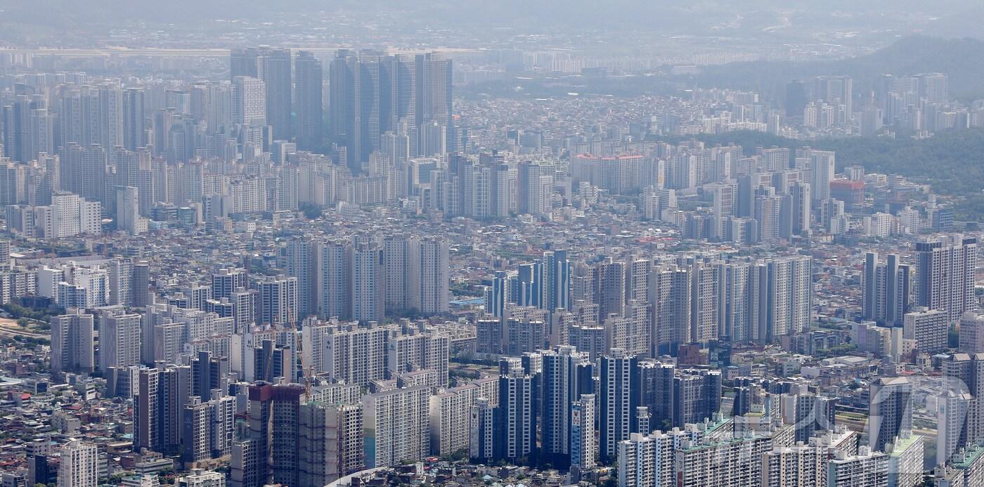 본문 이미지 - 대구 남구와 경북 포항시, 경주시의 미분양 관리지역 지정기간이 21개월 연속 연장됐다. 사진은 대구 도심 아파트 전경. (사진은 기사 내용과 무관함) ⓒ News1 DB