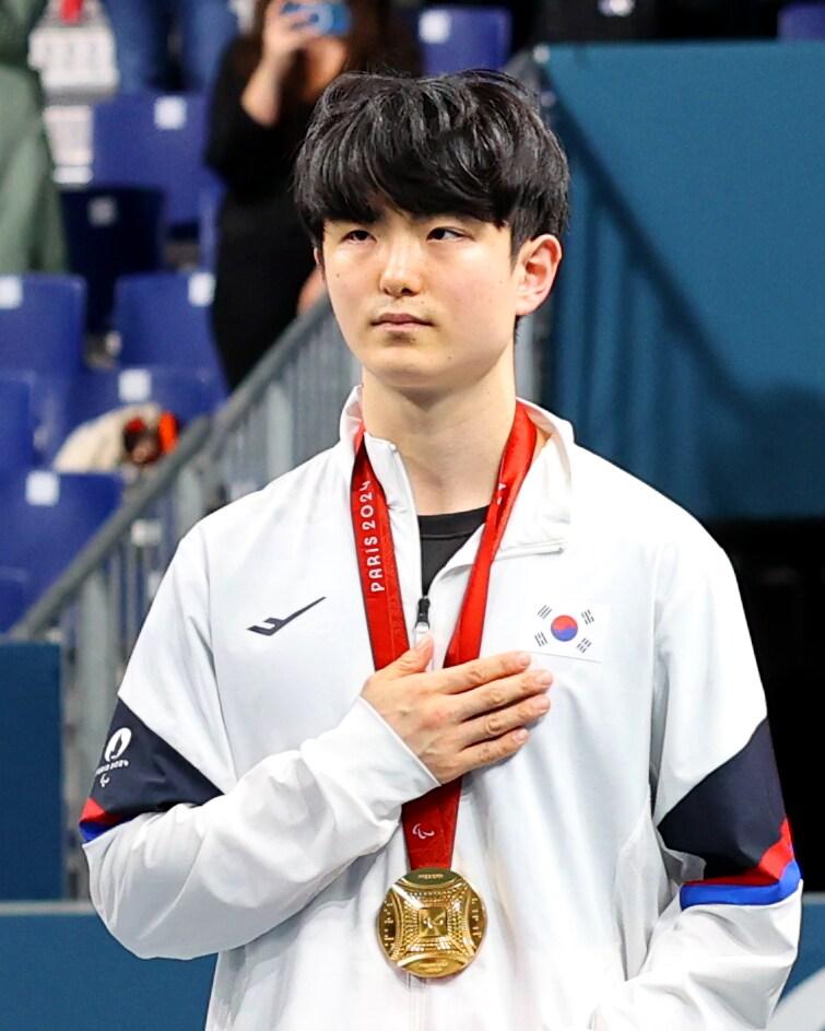 본문 이미지 - 탁구 대표팀 김기태가 2024 파리 패럴림픽에서 금메달을 목에 걸었다. (대한장애인체육회 제공)