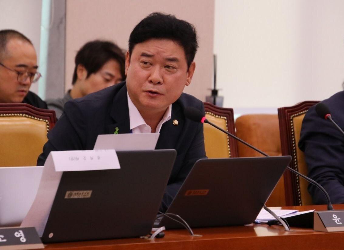 본문 이미지 - 윤종군 더불어민주당 의원 국회 질의모습.(윤종군 의원실 제공)