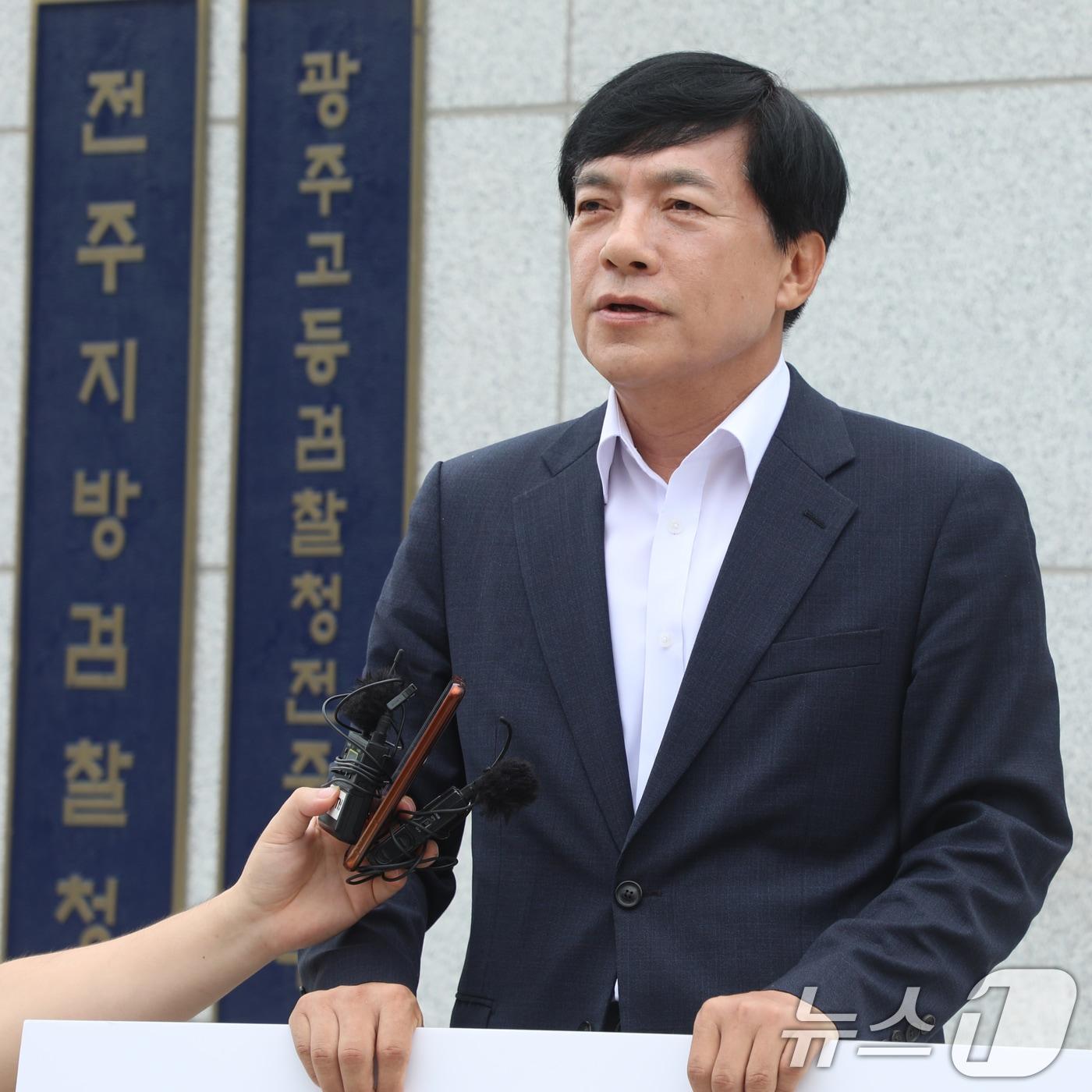 본문 이미지 - 이성윤 더불어민주당 국회의원(전주을)이 6일 전북자치도 전주시 전주지방검찰청 앞에서 '문재인 전 대통령 관련 검찰수사 비판' 1인 시위를 하고 있다. 2024.9.6/뉴스1 ⓒ News1 유경석 기자