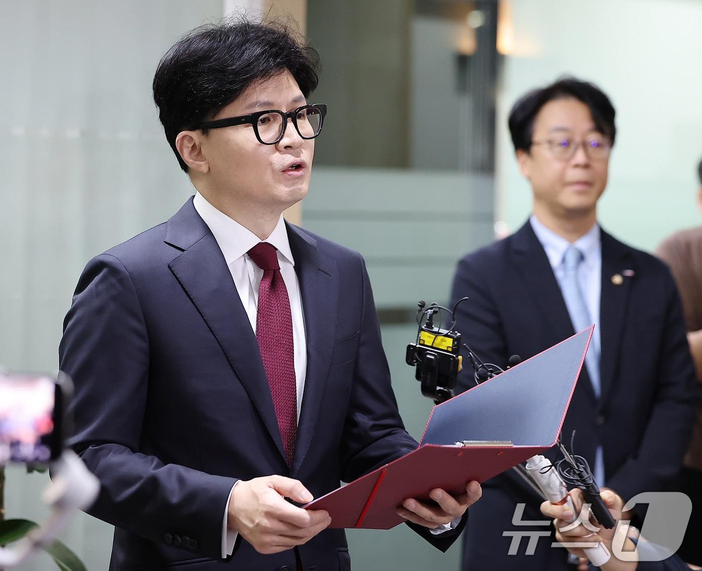 본문 이미지 - 한동훈 국민의힘 대표가 6일 오전 서울 종로구 한국기독교회관에서 현안 관련 브리핑을 하고 있다. 한 대표는 브리핑에서 “필수의료체계를 개선하기 위한 여야의정 협의체를 구성해 운영하자는 제안을 드린다”며 “응급의료체계에 대한 국민 불안이 큰데, 여야의정이 함께 머리를 맞대고 의료개혁이 국민 도움이 될 수 있도록 또 효율적으로 진행될 수 있도록 협의하자는 것”이라고 밝혔다. 2024.9.3/뉴스1 ⓒ News1 김진환 기자