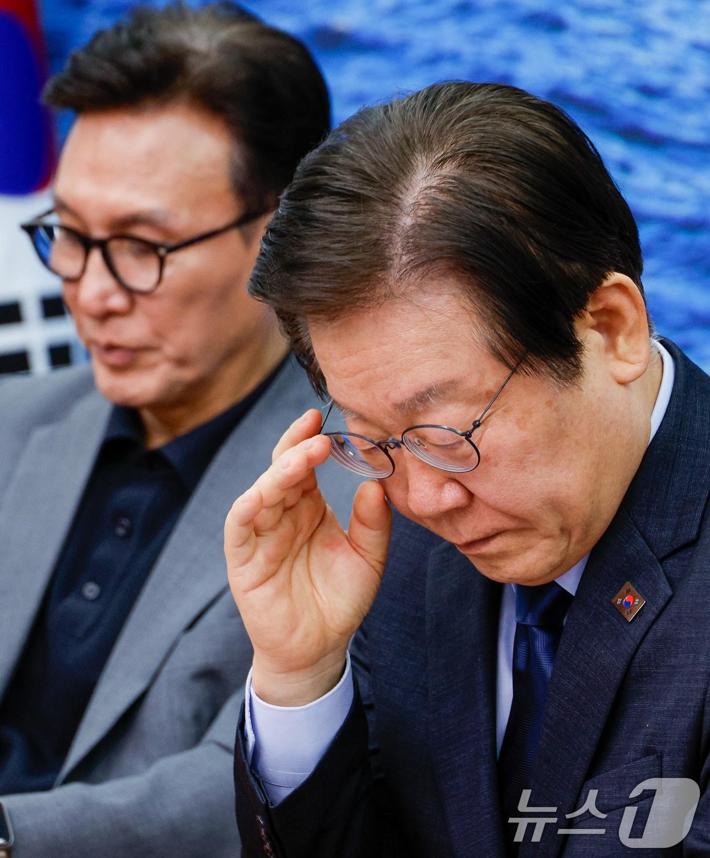 본문 이미지 - 이재명 더불어민주당 대표가 6일 오전 서울 여의도 국회에서 열린 최고위원회의에 참석해 최고위원 발언을 들으며 안경을 고쳐쓰고 있다. 2024.9.6/뉴스1 ⓒ News1 안은나 기자