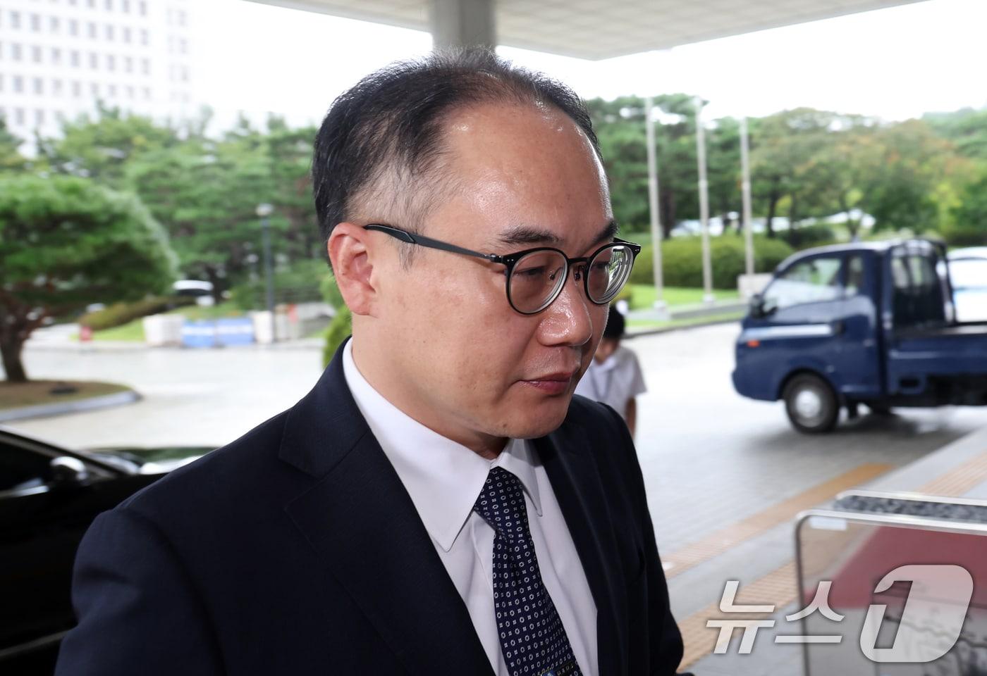 본문 이미지 - 이원석 검찰총장이 6일 오전 서울 서초구 대검찰청으로 출근하고 있다. 이날 대검찰청에서는 김건희 여사 명품 가방 수수 사건의 기소 여부를 다룰 검찰수사심의위원회가 열린다. 2024.9.6/뉴스1 ⓒ News1 김명섭 기자