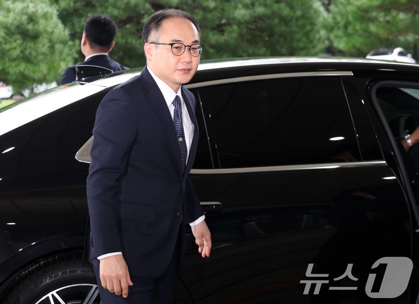 본문 이미지 - 이원석 검찰총장이 6일 오전 서울 서초구 대검찰청으로 출근하고 있다. 이날 대검찰청에서는 김건희 여사 명품 가방 수수 사건의 기소 여부를 다룰 검찰수사심의위원회가 열린다. 2024.9.6/뉴스1 ⓒ News1 김명섭 기자