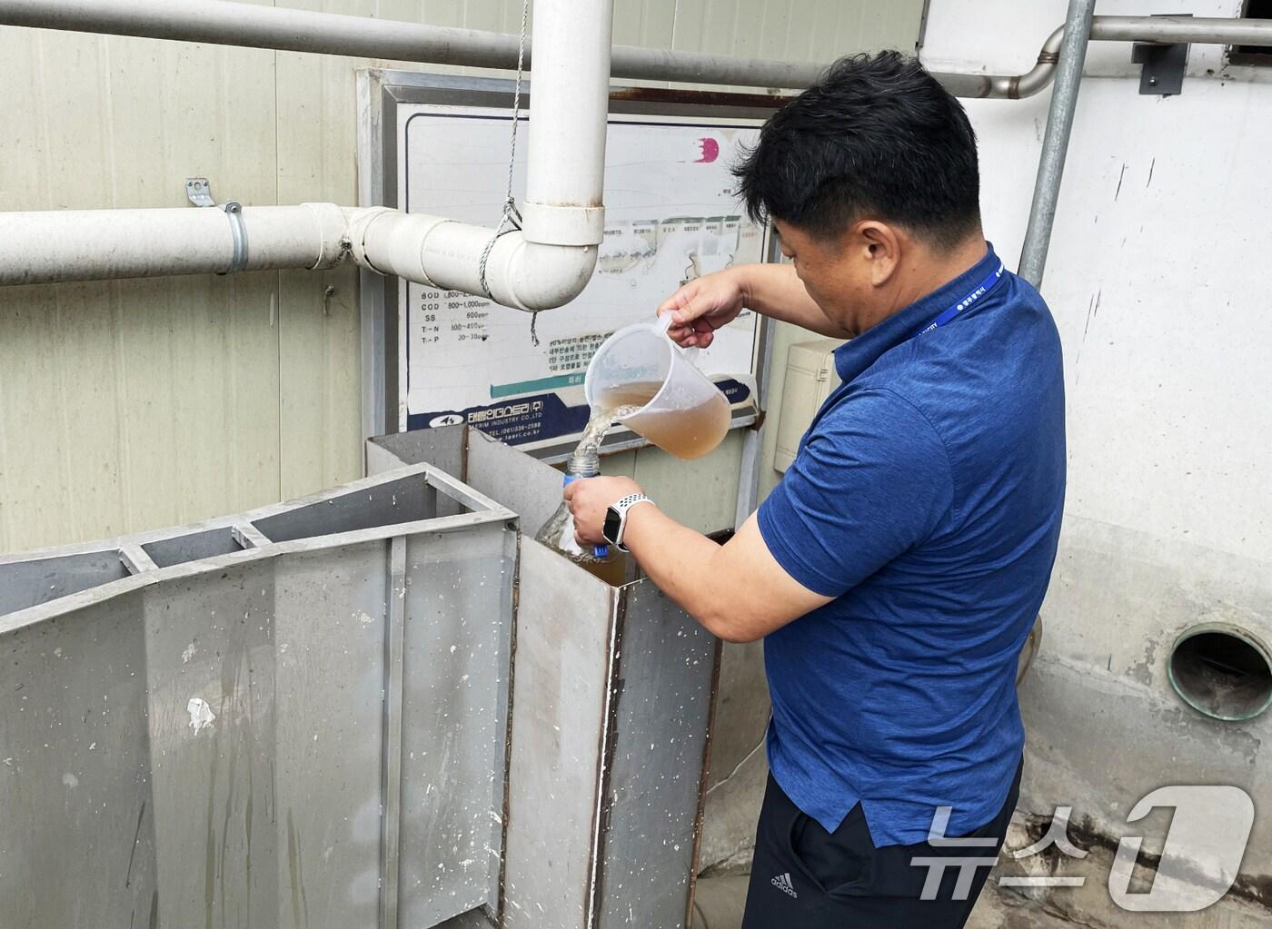 본문 이미지 - 광주시 환경오염 취약업소 단속 활동.(광주시 제공)/뉴스1 