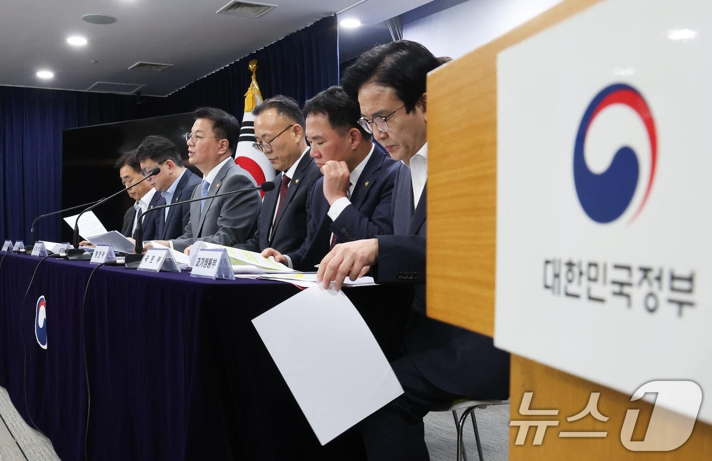 본문 이미지 - 방기선 국무조정실장이 6일 서울 종로구 정부서울청사에서 전기차 화재 안전관리대책을 발표하고 있다. 2024.9.6/뉴스1 ⓒ News1 허경 기자