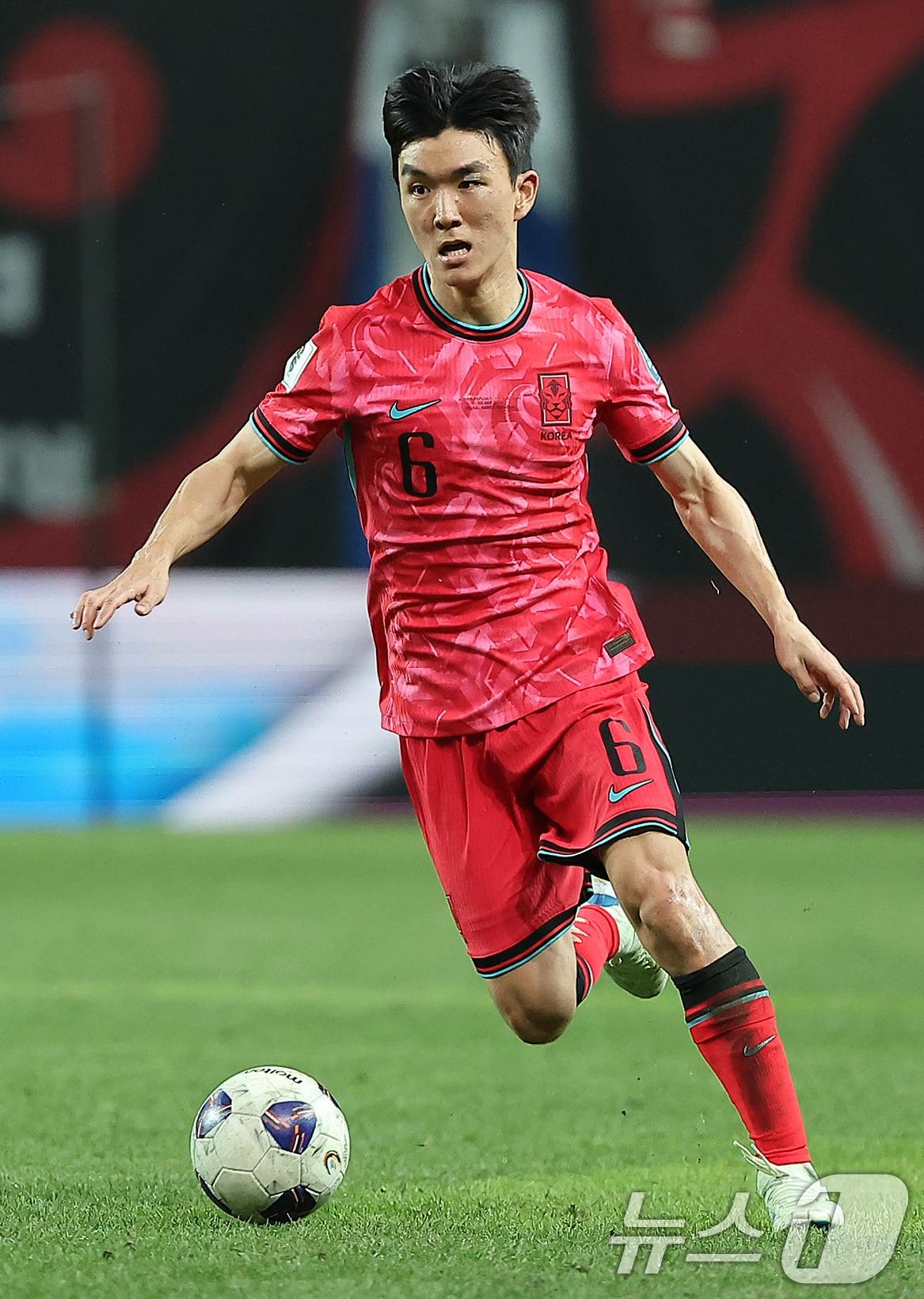 본문 이미지 - 5일 오후 서울 마포구 서울월드컵경기장에서 열린 2026 국제축구연맹(FIFA) 북중미 월드컵 아시아 3차 예선 B조 1차전 대한민국과 팔레스타인의 경기, 대한민국 황인범. 2024.9.5/뉴스1 ⓒ News1 김진환 기자