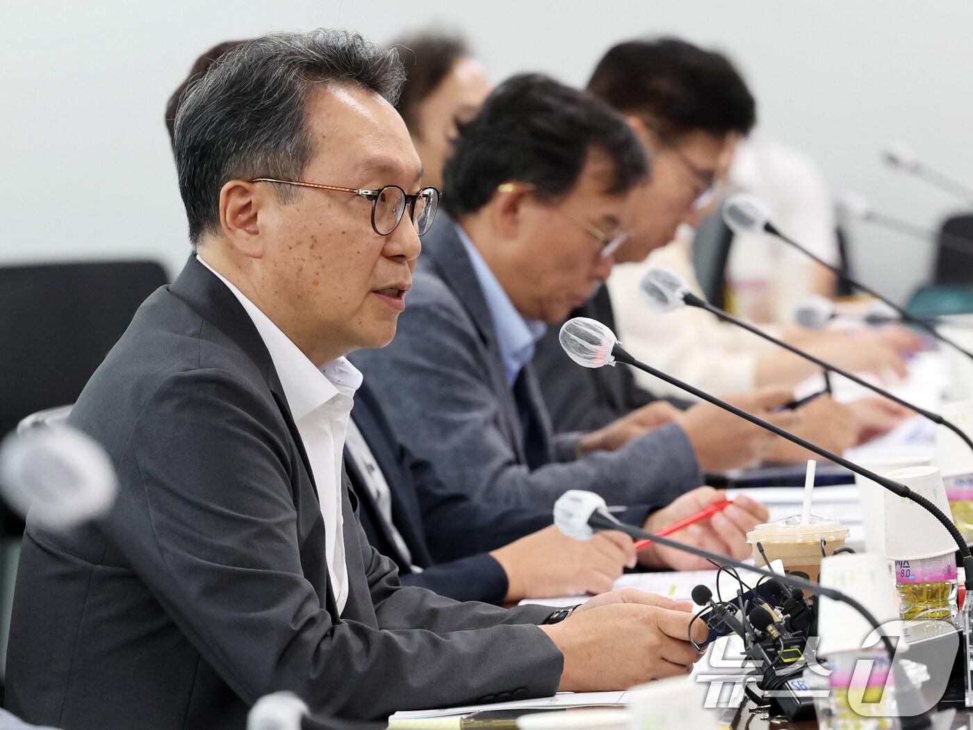 본문 이미지 - 박민수 보건복지부 제2차관이 6일 오후 서울 서초구 국제전자센터에서 열린 '제17차 건강보험정책심의위원회'에서 모두발언을 하고 있다. 정부는 이날 회의에서 '2025년도 건강보험료율'을 안건으로 논의해 확정한다. 2024.9.6/뉴스1 ⓒ News1 황기선 기자
