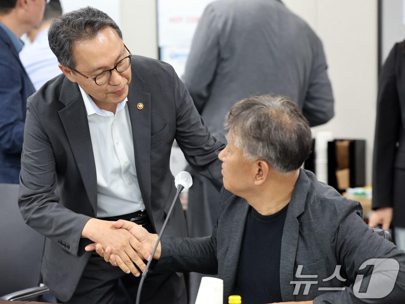 본문 이미지 - 박민수 보건복지부 제2차관이 6일 오후 서울 서초구 국제전자센터에서 열린 '제17차 건강보험정책심의위원회'에서 연준흠 대한의사협회 부회장과 악수를 하고 있다. 정부는 이날 회의에서 '2025년도 건강보험료율'을 안건으로 논의해 확정한다. 2024.9.6/뉴스1 ⓒ News1 황기선 기자