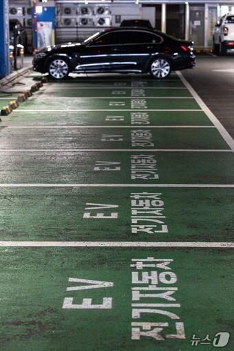 본문 이미지 - 전기차 충전시설. 뉴스1 DB