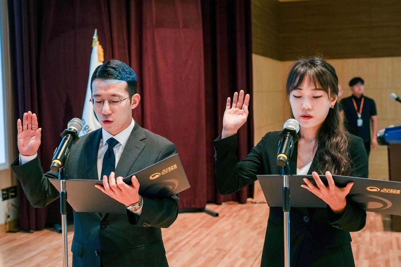본문 이미지 - 제69기 신임관리자과정(공채) 수료식에서 교육생 대표들이 선서하고 있다.(국가공무원인재개발원 제공)
