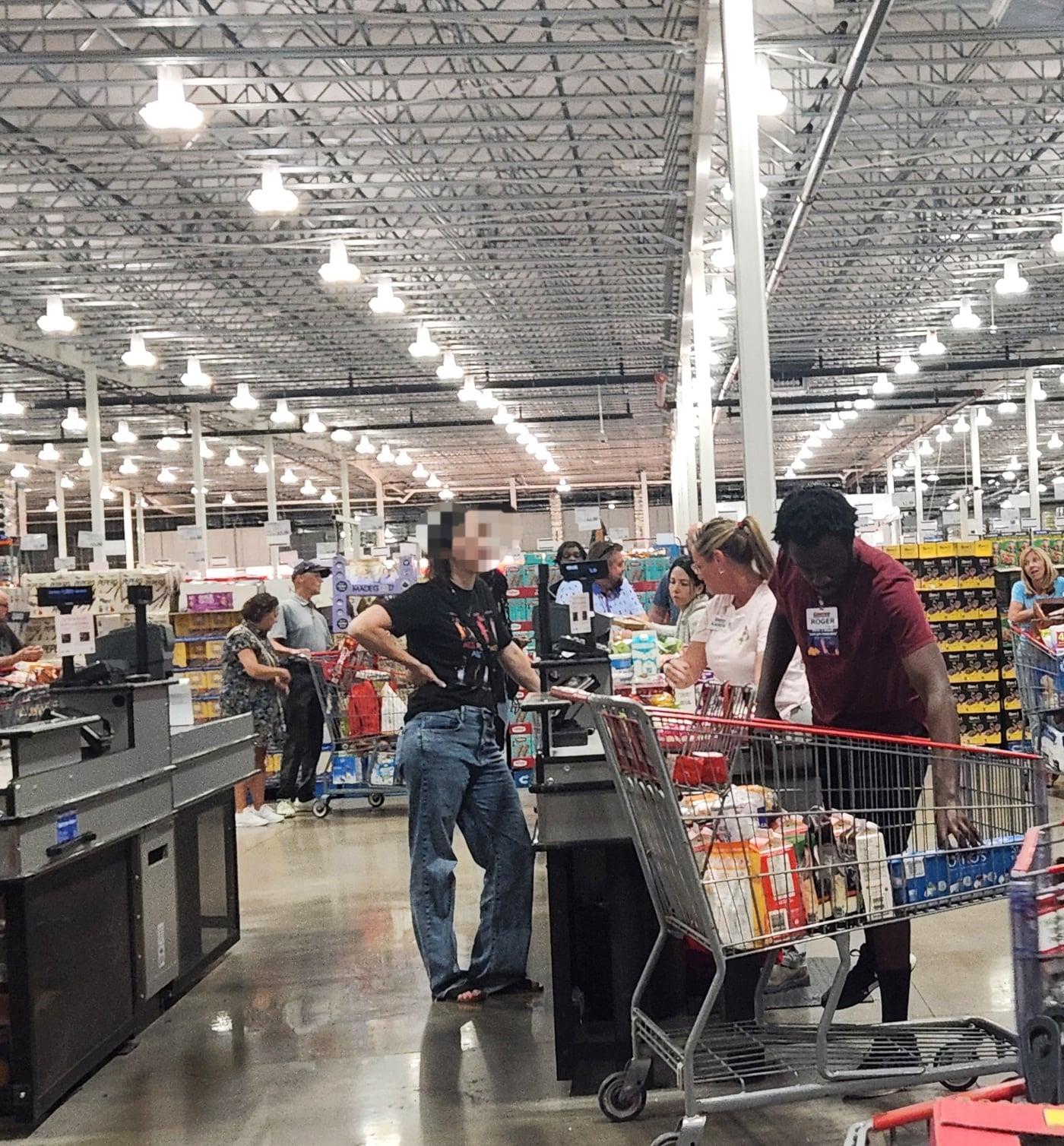 본문 이미지 - 캐나다의 대형 마트들이 대부분 계산 후 물건을 포장해 주는 서비스를 중지한 가운데 아직 COSTCO 에서는 계산원이 계산한 후 고객의 카트에 물건을 넣어주는 서비스를 하고 있다. 2024.09.05/ⓒ 뉴스1 김남희 통신원