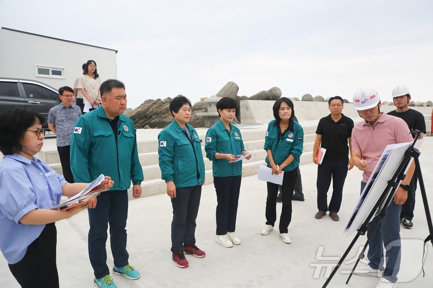 본문 이미지 - 울산북구의회 행정자치위원회가 제221회 임시회 현장방문활동으로 6일 ‘어촌뉴딜 300사업’이 펼쳐지는 당사동 우가항을 방문해 현안을 살피고 있다.(북구의회 제공)