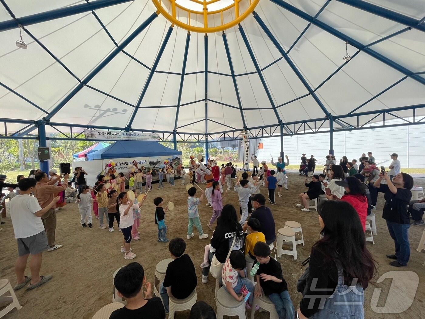 본문 이미지 - 정읍시립농악단이 폭염 휴식기를 마치고 매주 토요일마다 ‘정읍농악 9경가세~’ 공연을 다시 시작한다. 정읍시립농악단 공연모습(정읍시 제공)2024.9.6/뉴스1 