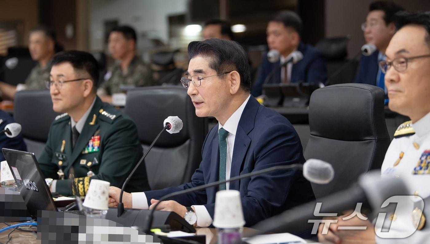 본문 이미지 - 김용현 국방부 장관이 6일 취임 직후 첫 공식 일정으로 서울 용산구 합동참모본부 전투통제실에서 '전군 주요직위자 화상회의'를 주재하고 있다. (국방부 제공) 2024.9.6/뉴스1