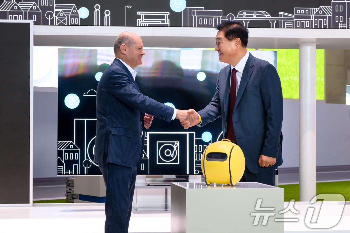 올라프 숄츠 독일 총리가 6일(현지시간) 독일 베를린에서 열리고 있는 유럽 최대 가전 전시회 'IFA 2024' 삼성전자 전시관을 방문, 삼성전자 대표이사 한종희 부회장과 악수하고 있다. (삼성전자 제공) 2024.9.6/뉴스1