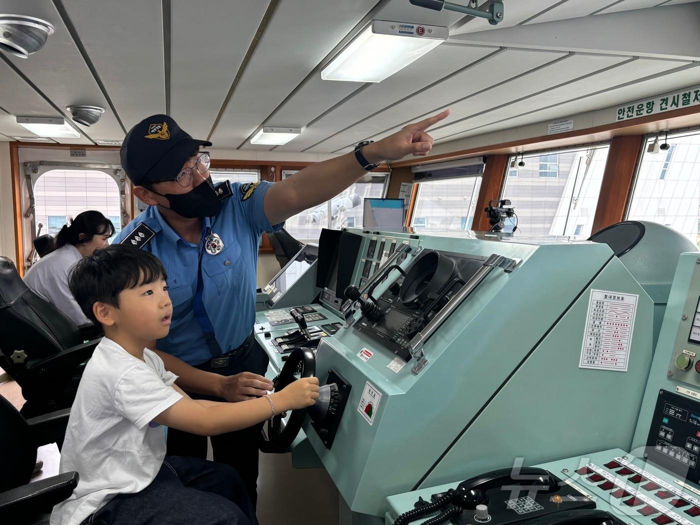 본문 이미지 - 6일 오전 강원 속초시 크루즈 부두에서 열린 1511함 공개행사에서 속초지역 유치원과 어린이집 원생들이 해경 1511함에 올라타 장비를 체험하고 있다.(속초해경 제공) 2024.9.6/뉴스1 ⓒ News1 윤왕근 기자
