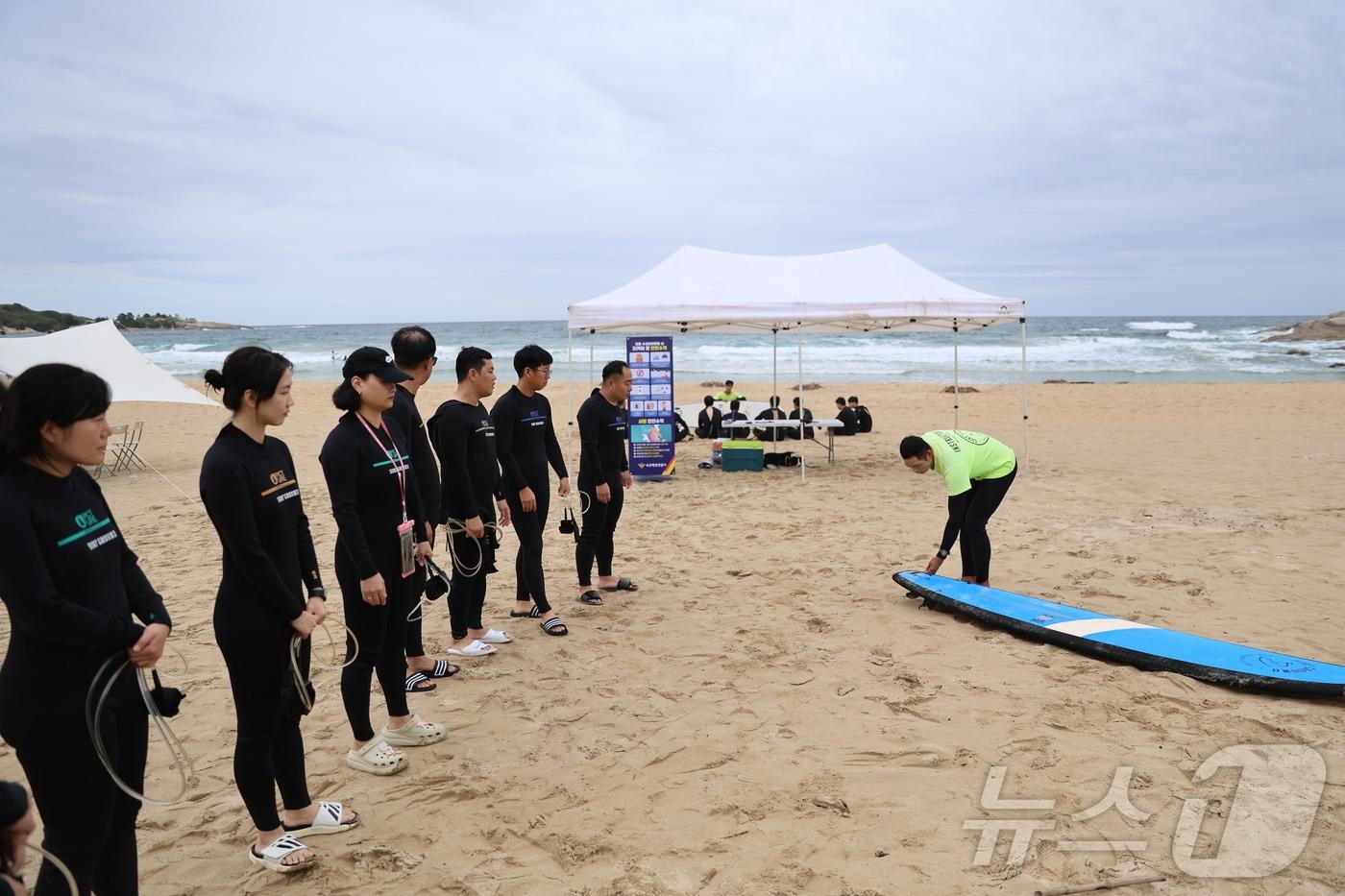 본문 이미지 - 속초해양경찰서 소속 경찰관들이 6일 오전 강원 고성군 송지호해수욕장에서 서프보드 구조훈련을 실시하고 있다.(속초해경 제공) 2024.9.6/뉴스1 ⓒ News1 윤왕근 기자