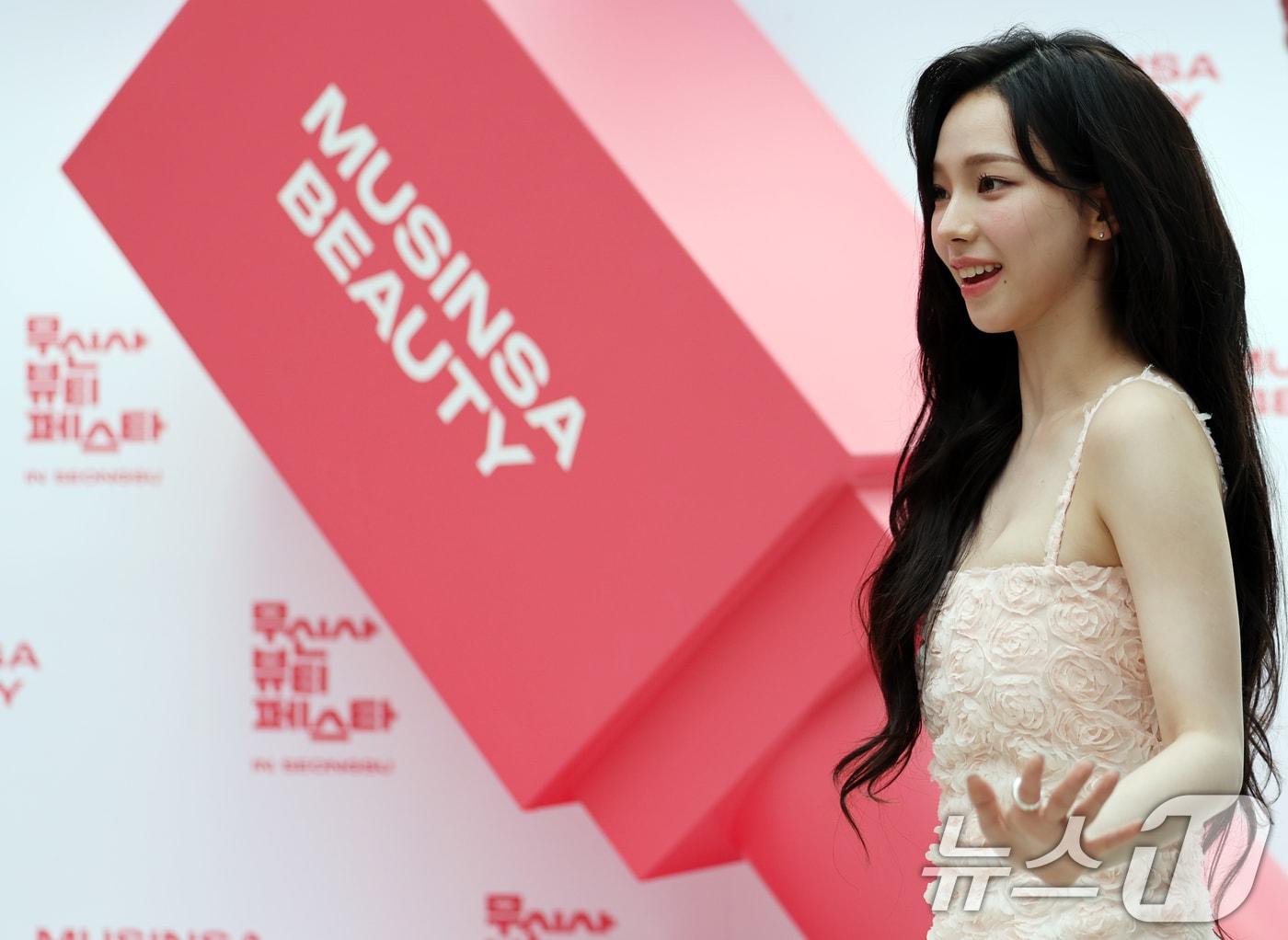 본문 이미지 - 에스파 카리나가 6일 오후 서울 성동구 무신사 스퀘어 성수4에서 열린 '무신사 뷰티 페스타 인 셀럽 포토 이벤트'에서 발걸음을 옮기고 있다. 2024.9.6/뉴스1 ⓒ News1 황기선 기자