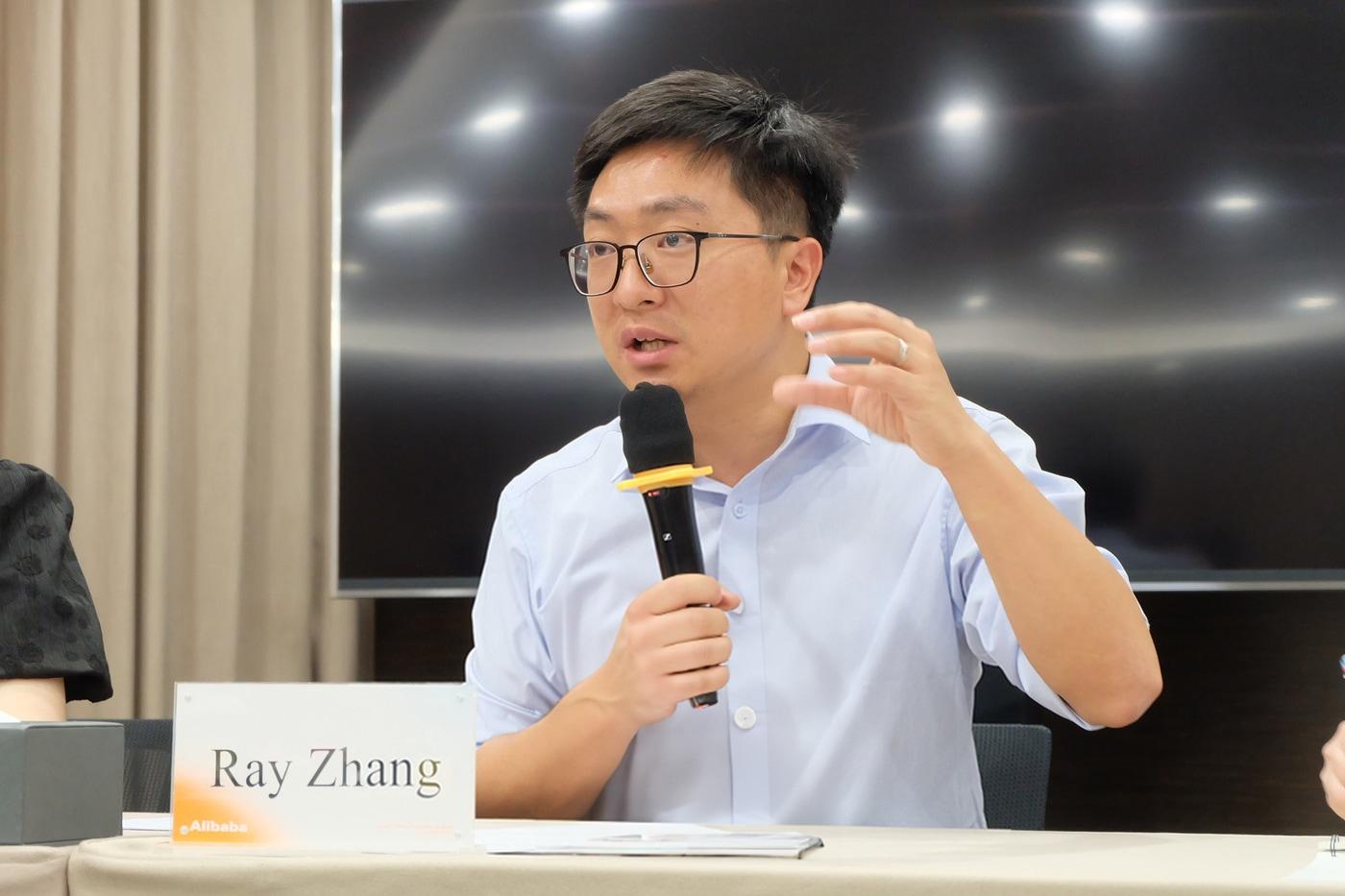 레이 장 알리익스프레스 코리아 대표가 중국 항저우 내 알라바바 캠퍼스에서 열린 기자 간담회에서 질문에 답하고 있다.(알리익스프레스 제공). 