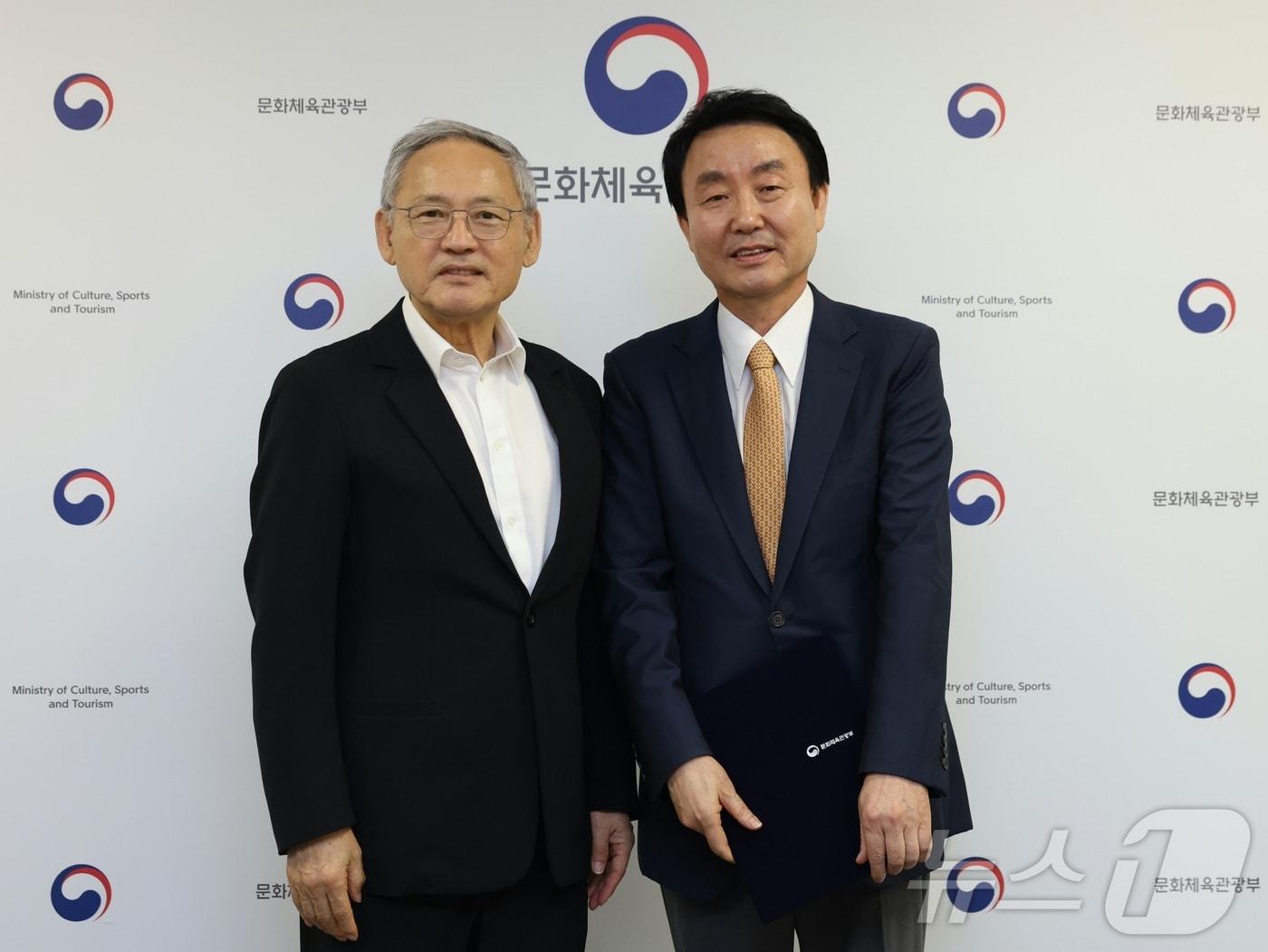 본문 이미지 -  유인촌 문화체육관광부 장관이 6일 서울 종로구 국립현대미술관 서울관에서 박창식 한국국제문화교류진흥원장에게 임명장을 수여한 뒤 기념촬영을 하고 있다. 문체부 제공(사진: 허만진)