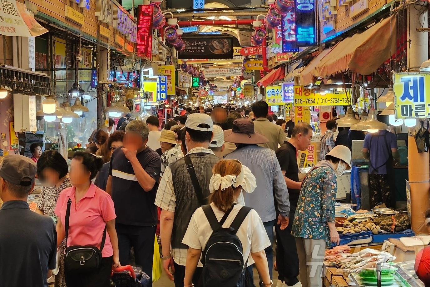 본문 이미지 - 추석 연휴를 일주일 앞둔 6일 부산 부산진구 부전시장이 장을 보러 온 시민들로 붐비고 있다.2024.9.6/ 뉴스1 ⓒ News1 조아서